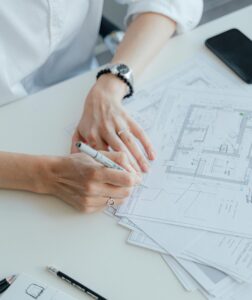 Projeto de apartamento na planta em Barra da Tijuca desenvolvido pela arquiteta Leila Dionizios, com sala integrada e design contemporâneo.