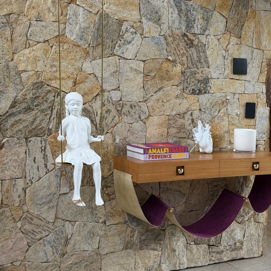 Curadoria em projeto de interiores com objetos de design autoral