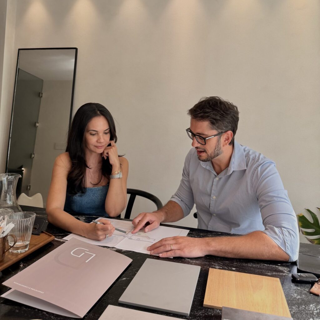 Projeto de arquitetura de alto padrão no Rio de Janeiro desenvolvido por arquiteto especializado, com ambientes sofisticados, iluminação planejada e acabamento premium.