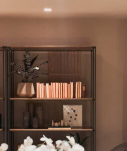 pontos de luz em interiores destacando texturas e criando ambientação elegante em sala de jantar contemporânea.