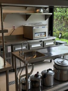 design de cozinha moderna com bancada em pedra e iluminação linear embutida