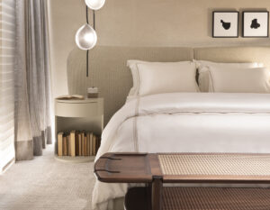 Pontos de Luz: Iluminação pendente criando atmosfera acolhedora no quarto 