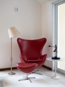 Poltrona Egg Chair de Arne Jacobsen como peça icônica do design escandinavo