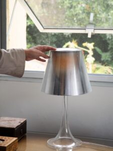 Luminária Miss K de Philippe Starck como peça icônica do design contemporâneo