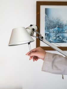 Luminária Tolomeo da Artemide considerada peça icônica do design industrial