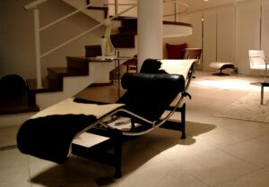 Chaise Longue LC4 de Le Corbusier entre as peças icônicas do design moderno