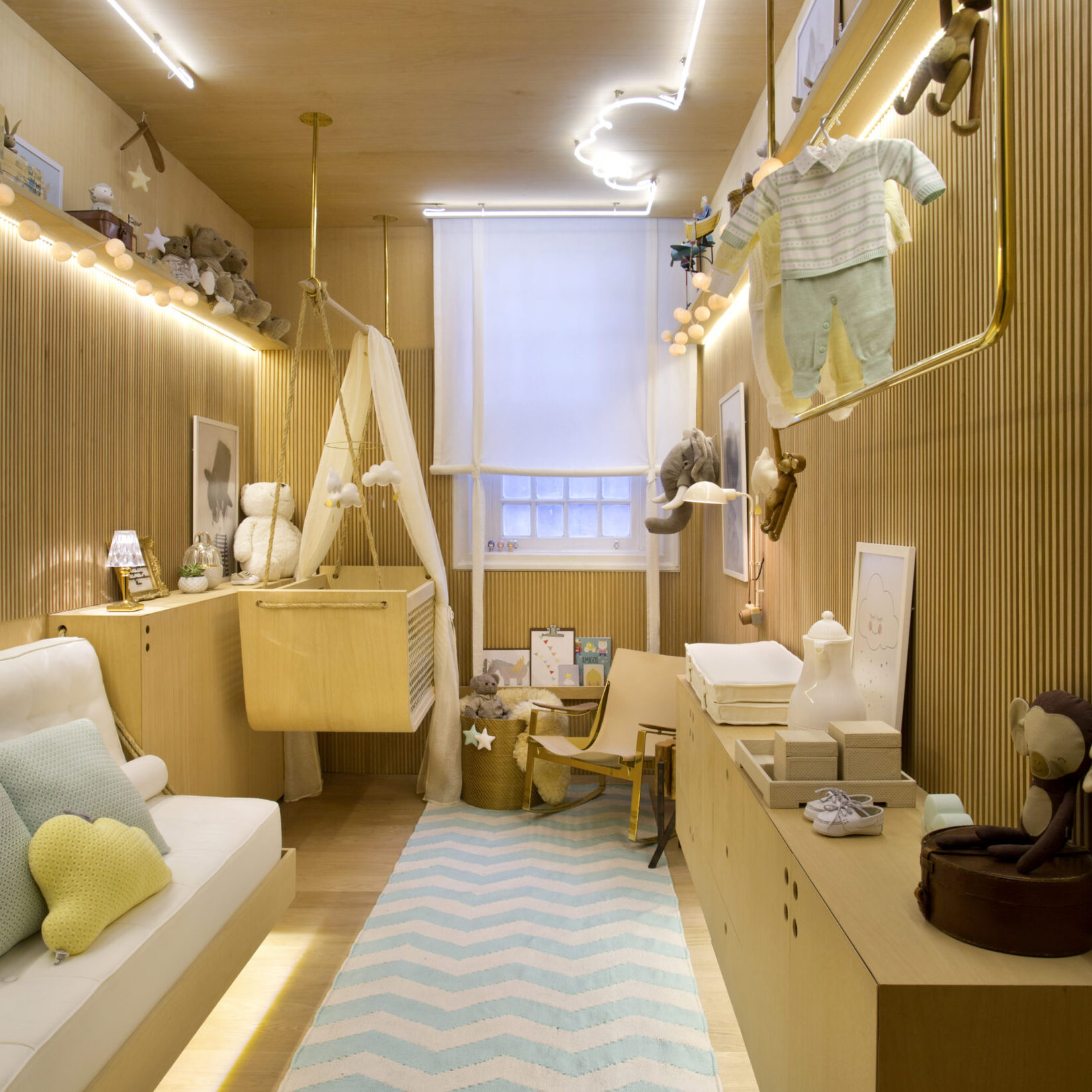 Detalhes da decoração de quarto de bebê com brinquedos, livros infantis e objetos afetivos