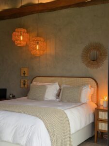 Projeto de interiores para quarto de casal elegante com cabeceira estofada e decoração minimalista.