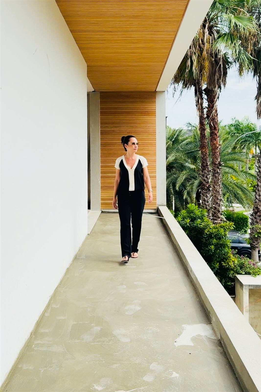 Arquiteta Leila Dionizios em visita técnica de acompanhamento de obra em projeto de arquitetura residencial