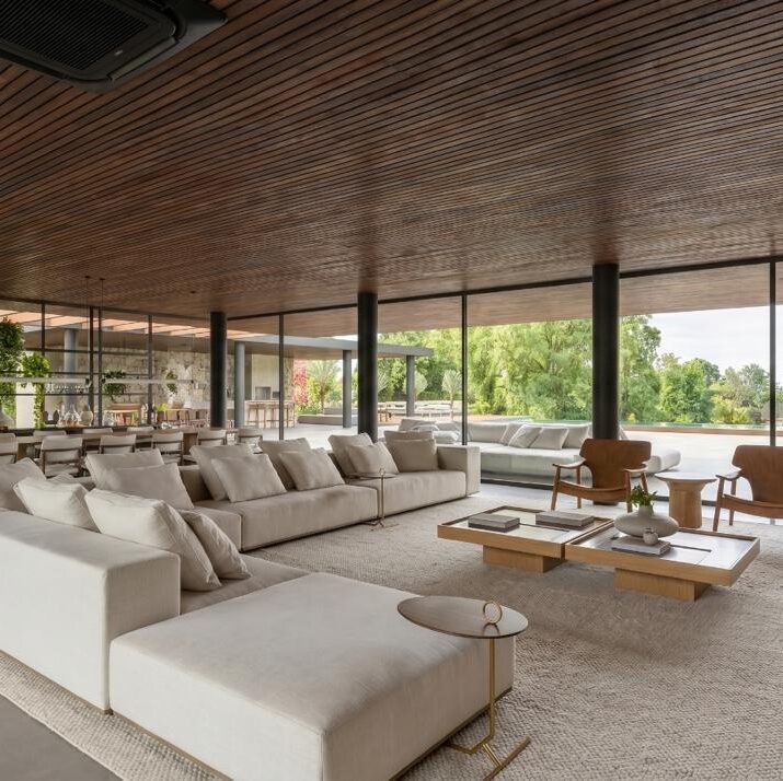 Decoração de sala de estar sofisticada com madeira, iluminação indireta e design contemporâneo