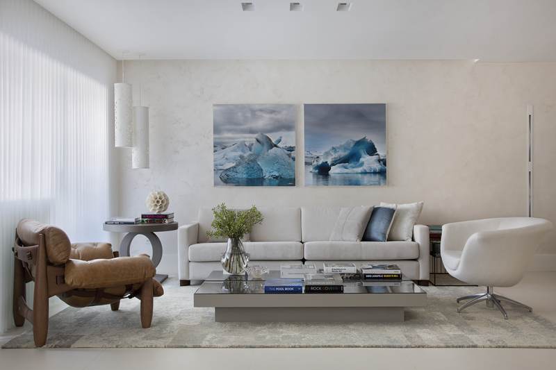 Decoração de sala de estar moderna com móveis de alto padrão e tons neutros