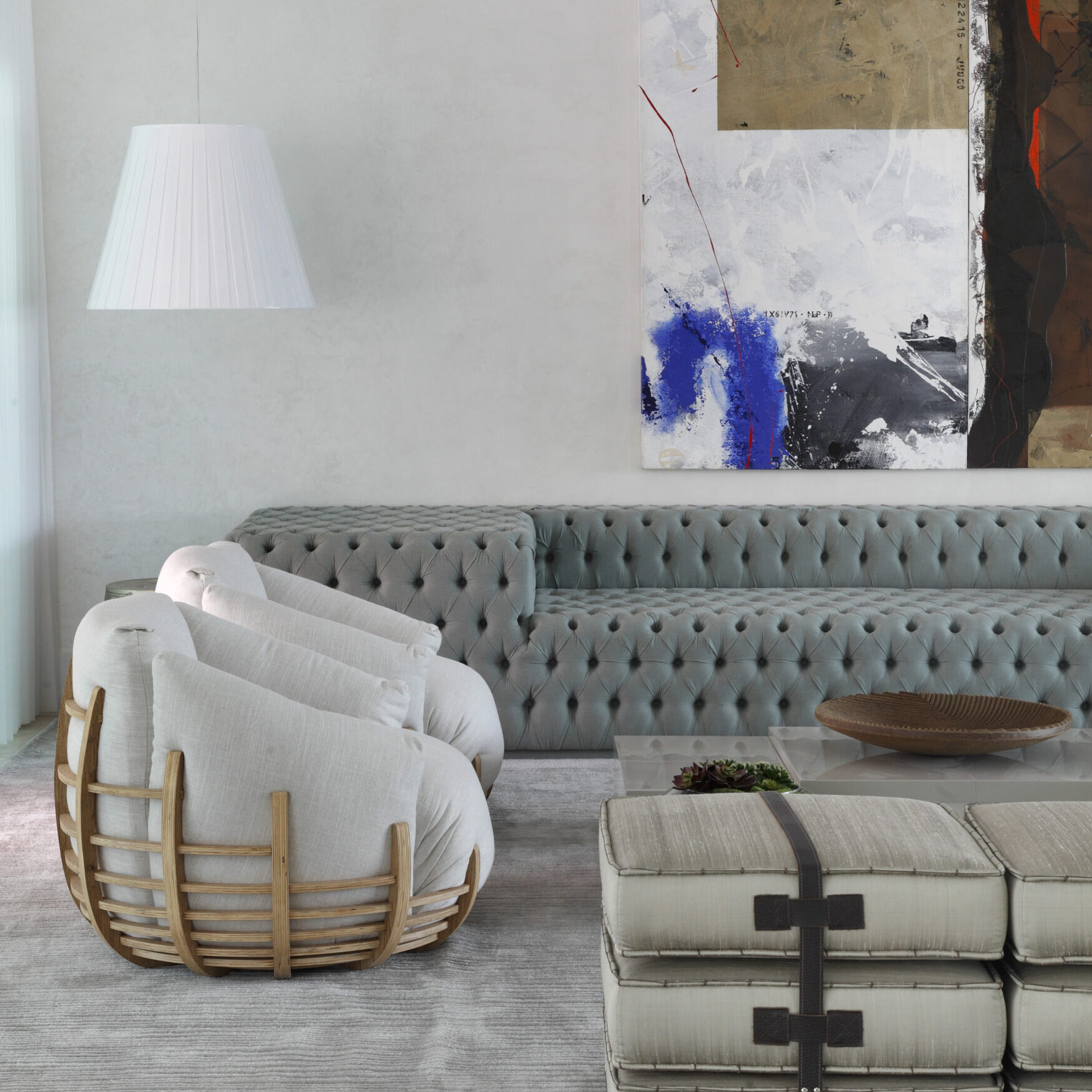 Decoração com azul em ambiente sofisticado com mobiliário e tons neutros
